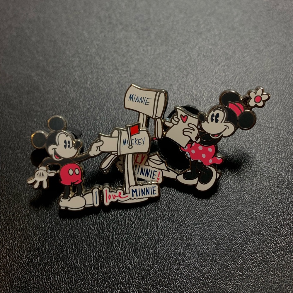 Mickey & Minnie Disney pin set